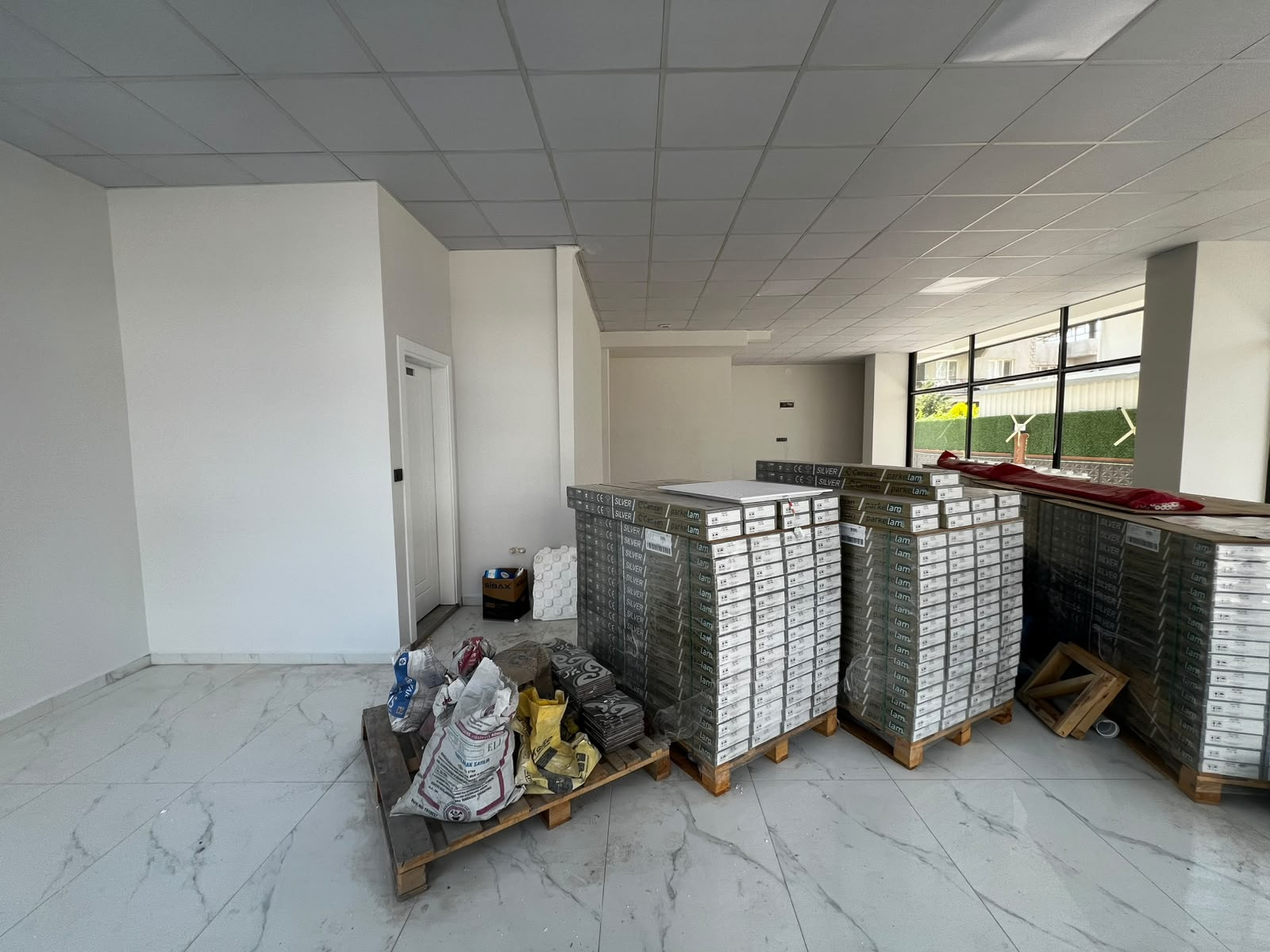 Akhisar Cumhuriyet Mahallesi'nde Ring Yolu Üzeri Sıfır Satılık Dükkan | 140 m²