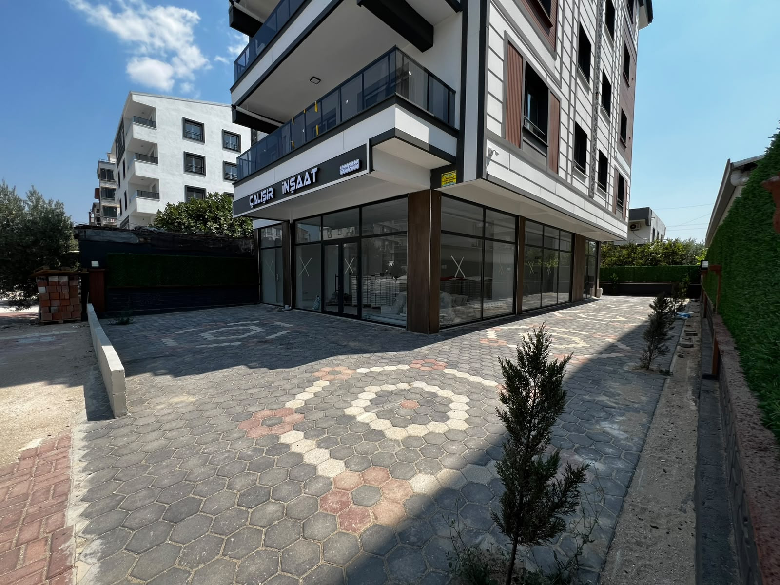 Akhisar Cumhuriyet Mahallesi'nde Ring Yolu Üzeri Sıfır Satılık Dükkan | 140 m²